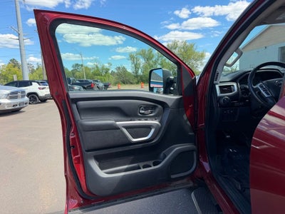2017 Nissan TITAN SV